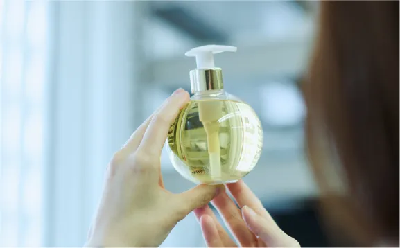 女性が化粧品を持つ姿